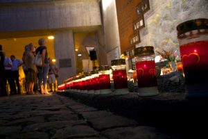 Licht als Teil der Trauer und Hoffnung: Stiller Lichterglanz umgibt das Mahnmal zum Gedenken an die Opfer der Loveparade 2010 in Duisburg