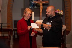 Marion Ebach, Spendenbeauftragte des Kinderhospizes Stuttgart, freut sich über die Spende der Aeterna Lichte. Sie dient der gemeinsamen Unterbringung mit Eltern oder Verwandten der lebensbegrenzt erkrankten Kinder in deren letzter Lebensphase.