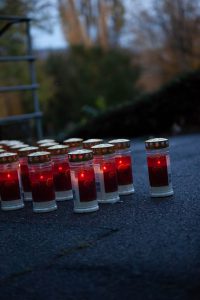 Als Symbol der Hoffnung am Ende der Trauerarbeit setzten Jugendliche nach dem Rap-Gottesdienst in Esslingen rund 1.000 Lichte auf den Kirchenfriedhof St. Bernhardt - in Gedenken an jene, die als Kinder ihr Leben ließen.