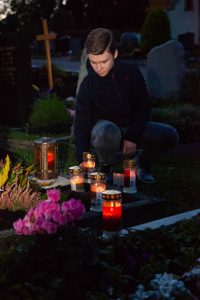 Als Symbol der Hoffnung am Ende der Trauerarbeit setzten Jugendliche nach dem Rap-Gottesdienst in Esslingen rund 1.000 Lichte auf den Kirchenfriedhof St. Bernhardt - in Gedenken an jene, die als Kinder ihr Leben ließen.
