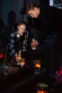 Als Symbol der Hoffnung am Ende der Trauerarbeit setzten Jugendliche nach dem Rap-Gottesdienst in Esslingen rund 1.000 Lichte auf den Kirchenfriedhof St. Bernhardt - in Gedenken an jene, die als Kinder ihr Leben ließen.
