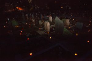 Als Symbol der Hoffnung am Ende der Trauerarbeit setzten Jugendliche nach dem Rap-Gottesdienst in Esslingen rund 1.000 Lichte auf den Kirchenfriedhof St. Bernhardt - in Gedenken an jene, die als Kinder ihr Leben ließen.