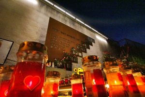 Im Zeichen der Nächstenliebe ein Symbol des Gedenkens: Sieben Tage lodern die Flammen, als Zeugnis für unbeschreibliches Leid.