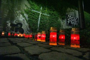 Tausendfach entfacht: Still wurde es unter den Besuchern, als die Flammen der Gedenk-Lichte am 24. Juli empor in den Abendhimmel züngelten.